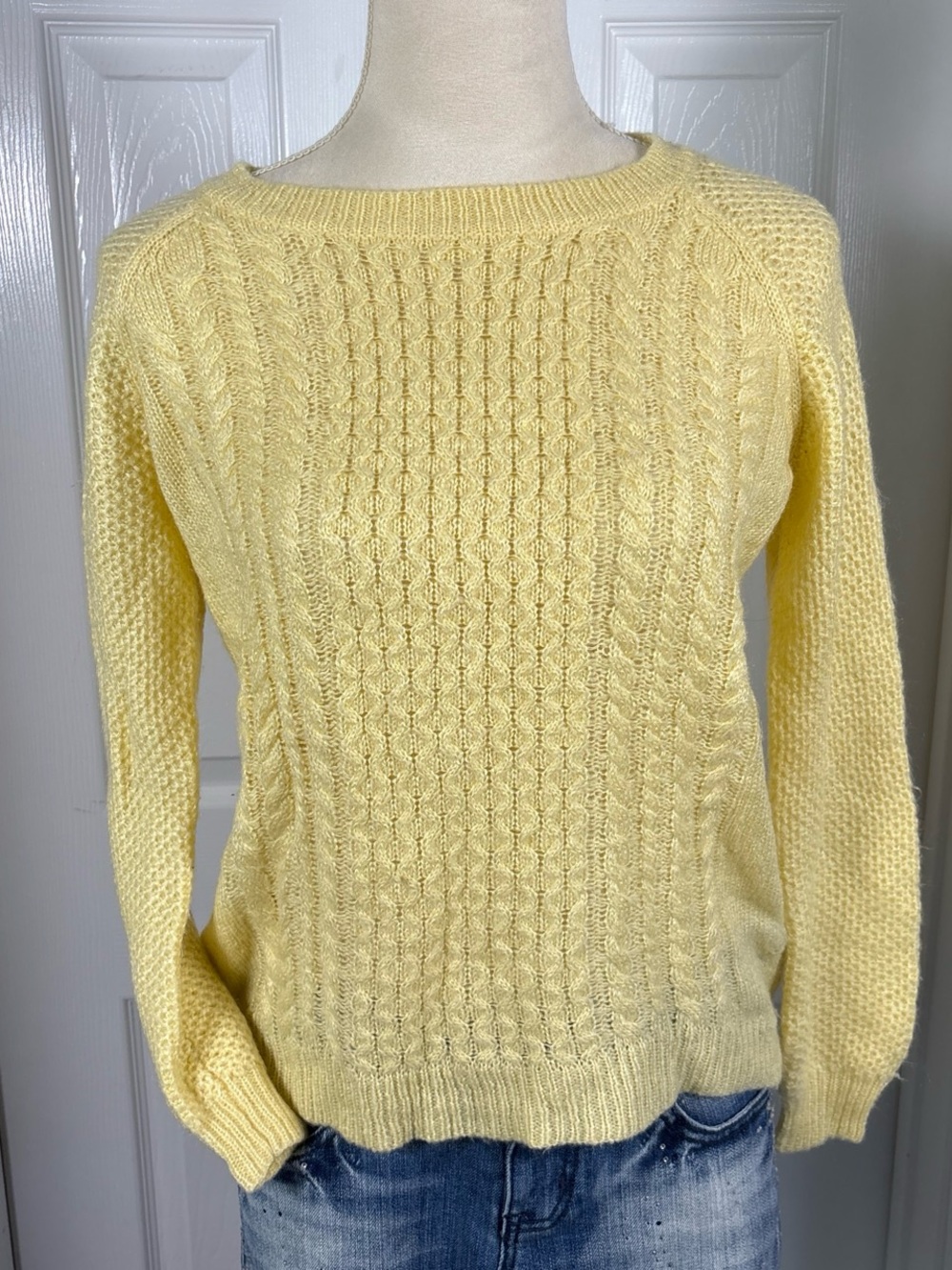 Classic Cable-Knit Zolla Crewneck Sweater in Pale Yellow